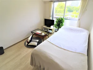 洋室　リネン類の取り揃えも豊富にございます。　テレビ付きなのでお仕事終わりや休日の娯楽にも！自宅のようにお過ごしいただけます。