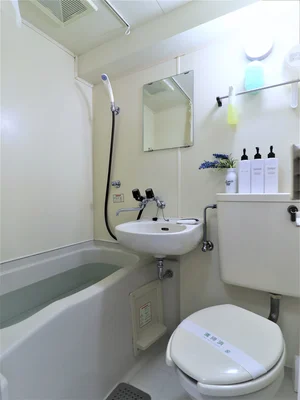 ささっとお風呂を済ませたい方にオススメのユニットバス！シャンプー・ボディーソープなど充実の品ぞろえです♪また、トイレブラシなど他では置いてない備品もご用意しておりますので、短期～長期でお住まいの方にも「あったら助かるものが多い」とご好評いただいております(^^♪