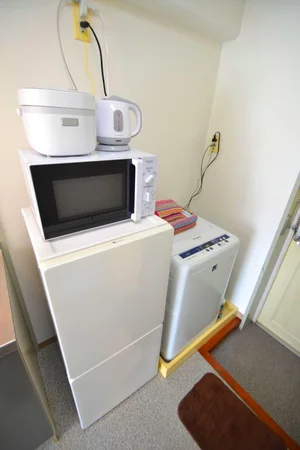 室内洗濯機がございますので、雨の日など関係なく洗濯できます(^^♪洗剤もご用意しておりますので入居されてすぐに洗濯可能！！また、通常の家具家電だけでなく、ケトルもございますので、コーヒーを飲んで一息なんてことも簡単にできちゃいます。