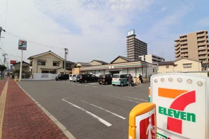 セブン-イレブン 福山東町３丁目店まで徒歩９分