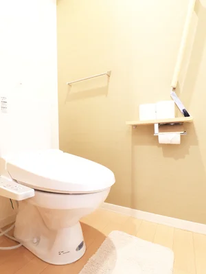 バストイレ別！トイレはなんとウォシュレット付き！トイレットペーパーやトイレブラシ等、他では置いてない備品も沢山ございますので短期～長期でお住まいの方にも「あったら助かるものが多い」と大変ご好評いただいております。