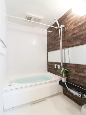 バストイレ別！シャンプーやボディーソープをご用意させていただいてるので入居してすぐ湯舟に浸かって疲れを癒すことができます！更に浴室乾燥機付き♪天気が悪い日でも洗濯ものを干すことができるなんて助かりますね(^^♪