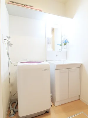 忙しい朝でも余裕をもって身だしなみが整えることができる独立洗面台！室内洗濯機なので天気が悪い日でも洗濯することができます。また、洗濯洗剤もご用意しておりますので、入居即日に洗濯可能です♪