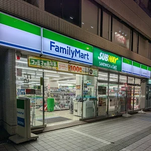 ファミリーマート 広島中央通り店まで徒歩３分