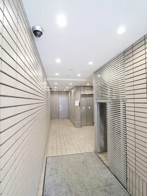 防犯カメラ付きエントランス　セキュリティに考慮された安心安全な物件！