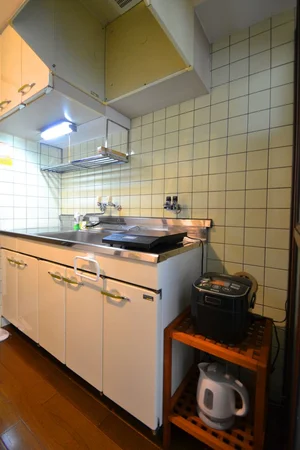キッチンはお掃除する際に便利なＩＨ♪フライパンや鍋などの調理器具だけでなく、コップやお皿などもご用意しておりますので食材さえご用意いただければ、即日自炊可能です！