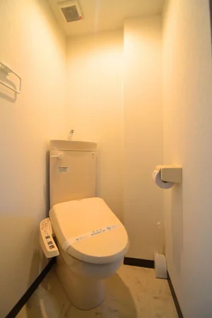 バストイレ別！ウォシュレット付き！トイレットペーパーやトイレブラシ等、他では置いてない備品も沢山ございますので短期～長期でお住まいの方にも「あったら助かるものが多い」と大変ご好評いただいております。