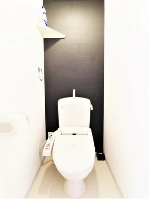 嬉しい風呂トイレ別設計のシャワートイレ機能付き水洗トイレです。トイレットペーパーも3ロールご用意しておりますので、短期から長期まで様々なお客様に安心してお使いいただけます。もちろん、トイレブラシもご用意しておりますので、いつでも清潔にご利用していただくことが出来ます。(*’ω’*)