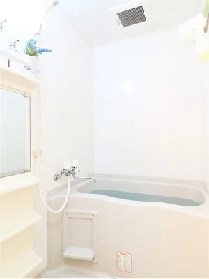 風呂トイレ別設計なので、気兼ねなくお使いいただけます。シャンプー・コンディショナー・ボディーソープを完備し、新品のボディータオルもご用意。勿論、洗剤とスポンジもあるので、掃除も可能です。風呂桶もご用意しておりますので、湯船に浸かっていただく際にも便利。普段家では浸からないけれど、という人こそ、こういう時には便利です。