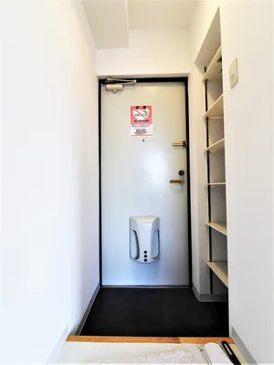 大型のシューズボックスを備えているので、女性の方や、長期利用、お二人でのご入居の際には特におすすめです。靴ベラや使い捨ての新品スリッパも備品としてご用意しておりますので、ご自由にお使いください。(*’ω’*)