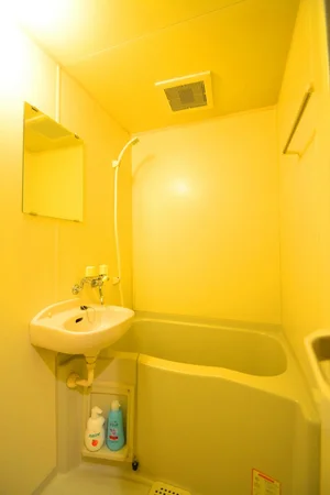 嬉しいバス・トイレ別設計で、シャンプー・コンディショナー・ボディーソープのアメニティグッズをご用意しております。また、新品のボディータオルや、浴室用洗剤とスポンジも準備しておりますので、いつでも清潔な状態を維持できます。普段家ではシャワーだけというお方にこそ、こういう時には湯船に浸かる時間を持ってほしいものです。(*’ω’*)