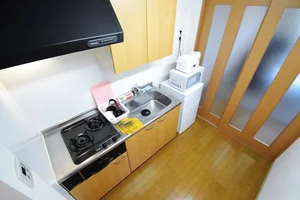 冷蔵庫、電子レンジ、ケトル、炊飯器、包丁やお鍋、フライパンなど簡単な調理器具までご用意しております。岡山市指定のゴミ袋もご用意しているのでご利用下さい(^^♪　リョービプラッツ フレッシュ・マルシェシンフォニー店まで徒歩７分なので、食材やお惣菜、お酒などお買い物ができます。アバンセ岡山天満屋店も徒歩８分です。