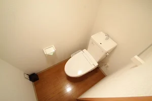 ウォシュレット、トイレットペーパーも完備。ダイコクドラッグ岡山表町薬店も徒歩7分!!