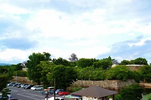 お部屋のベランダからの景色になります。岡山後楽園まで徒歩４分なので、観光・ビジネスに最高のお部屋ですね♪岡山県庁前なので、バスに乗れば岡山駅にも、どこにでも行けちゃいますね！！