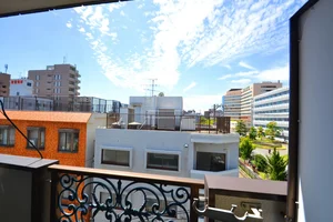 バルコニー付きのお部屋！　最上階ですので、景色もきれいで日当たりも抜群♪