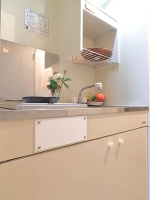 IH調理器になりますので火の元も安心♪調理器具や食器など全て揃っておりますので入居いただきましたその日から、自炊いただくことも可能です！