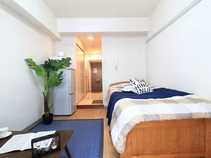 白を基調とした清潔感のあるお部屋！　リネン類やあると嬉しい備品類の取り揃えも多く　ご満足いただけるお部屋となっております。