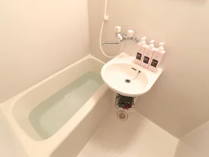 バストイレは別なので　湯船に浸かってゆっくり一日の疲れをとっていただけます♪