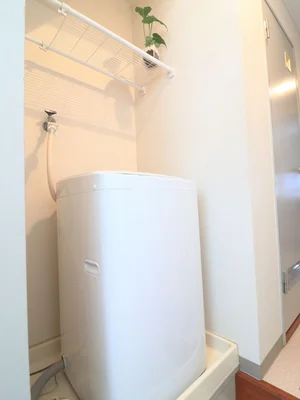 雨の日でもまわせる嬉しい室内洗濯機です！洗濯用洗剤も準備しておりますので、入居いただいたその日より洗濯することが可能です♪