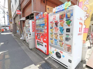 近隣自動販売機　徒歩1分