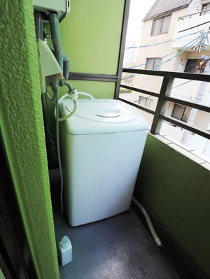 デザインクロスを使用しておりますのでおしゃれな雰囲気♪掃除機などもご用意しておりますので入居期間中は清潔な空間を保っていただけます！