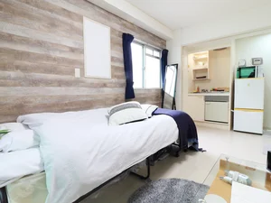 ＷＩＦＩネット無料！上に収納棚があるのでちょっとした荷物を置いておくこと可能です♪