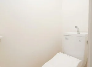 トイレはウォシュレットつき！トイレットペッパーはもちろん、芳香剤やトイレブラシなども御準備しておりますので、お住まいの方にもあったら助かるものが多いとご好評いただいております♪