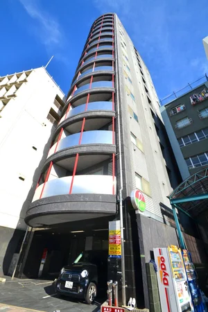 高層マンションの上階なので日当たりがとても良い！徒歩6分の場所にスーパー・薬局がございますので、ちょっと買い物に出るときには便利です。また、少し歩けば広島の中心地がございます！出張の方や観光の方にオススメです♪