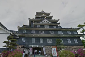 岡山城まで車で11分、2.5km。