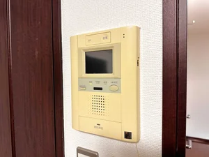 【設備画像】防犯対策もバッチリ★TV付きインターホンは女性の岡山イオンモール前(岡山駅東口前)ウィークリーマンションでの1人暮らしでも安心してお過ごしいただけます♪