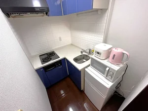 【キッチン画像】岡山イオンモール前(岡山駅東口前)ウィークリーマンションでは、冷蔵庫や電子レンジ・ケトル・炊飯器などもご用意しております(*'ω'*)