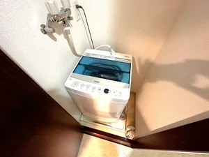 【洗濯機画像】ホテルと違い洗濯機がある生活は良いですね♪7日以上の利用なら岡山イオンモール前(岡山駅東口前)ウィークリーマンションをご利用下さい★洗濯洗剤も完備‼