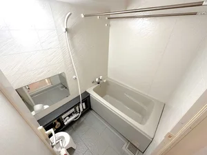 【岡山イオンモール前(岡山駅東口前)ウィークリーマンションバス画像】岡山イオンモール前(岡山駅東口前)マンスリーマンションでは、バスルームにも多数の備品を設置。シャンプー、トリートメント、ドライヤーは標準設備♪【手続き簡単3分・保証人不要・敷金、礼金初期費用仲介手数料0円・対面契約不要・電子契約可】