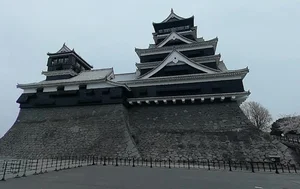 熊本城まで徒歩11分、900ｍ。