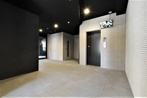 綺麗なエントランス！　防犯カメラ付き！　女性も法人様にもオススメ！