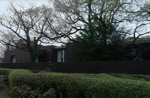 熊本県立美術館本館まで徒歩7分、550ｍ。