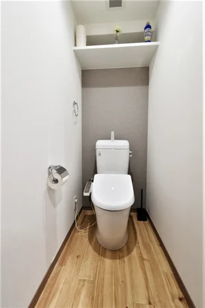 温水暖房便座付き！　トイレットペーパーなど備品類もちろんあり！　トイレブラシや洗剤なども標準品！