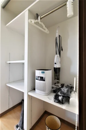 掃除機・空気清浄機・コロコロなどあり！　すべて標準品です。　収納スペースも是非ご活用ください！