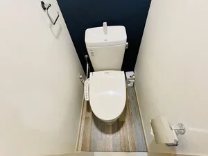 ウォシュレットつきのトイレです。老若男女皆様に安心してご利用いただけますね☆トイレにもトイレ用洗剤とトイレ用ブラシをご用意しておりますので長期ご利用の場合の気になる汚れなどもお掃除して頂けます＾＾