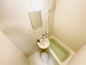 バストイレは別♪バスルームには風呂桶・風呂イス・風呂用洗剤・スポンジをご用意しておりますのでぜひご活用ください！