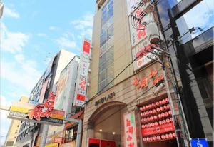 お好み村まで徒歩４分・・・広島といえばお好み焼き！たくさんのお好み焼き屋が一挙に立ち並んでいますので県外の方はこちらに行けば、特徴のある色んなお店に出会えるはずです！