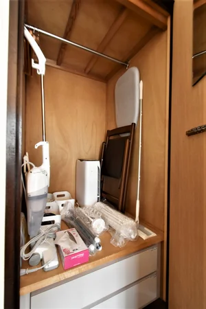 掃除機や室内物干しなどあり！　一人暮らしに必要な家具家電が標準品となっております。　収納スペースもぜひご活用ください♪