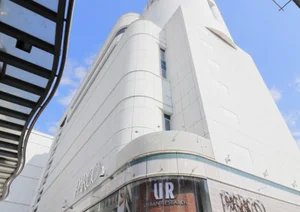 広島Parcoまで徒歩４分・・・アパレル関係で服や靴など幅広く取り扱っており　地下には飲食店もあり若者が多く利用している場所です！