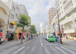 並木通りまで徒歩４分・・・おしゃれな服や飲食店などが立ち並ぶエリアです。