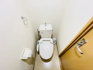 ウォシュレットつきのトイレです。老若男女皆様に安心してご利用いただけますね☆トイレにもトイレ用洗剤とトイレ用ブラシをご用意しておりますので長期ご利用の場合の気になる汚れなどもお掃除して頂けます＾＾