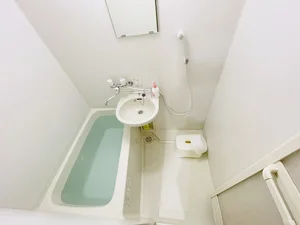 バストイレは別♪バスルームには風呂桶・風呂イス・風呂用洗剤・スポンジをご用意しておりますのでぜひご活用ください！