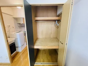 収納スペースも広く、長期滞在でも安心！！嬉しいポール付☆☆