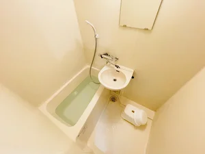 バストイレは別♪バスルームには風呂桶・風呂イス・風呂用洗剤・スポンジをご用意しておりますのでぜひご活用ください！