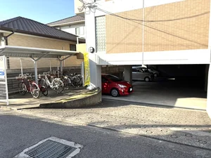 屋根付き駐輪場・駐車場あります♪