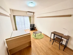 デスク＆チェア、電気スタンドもついています♪